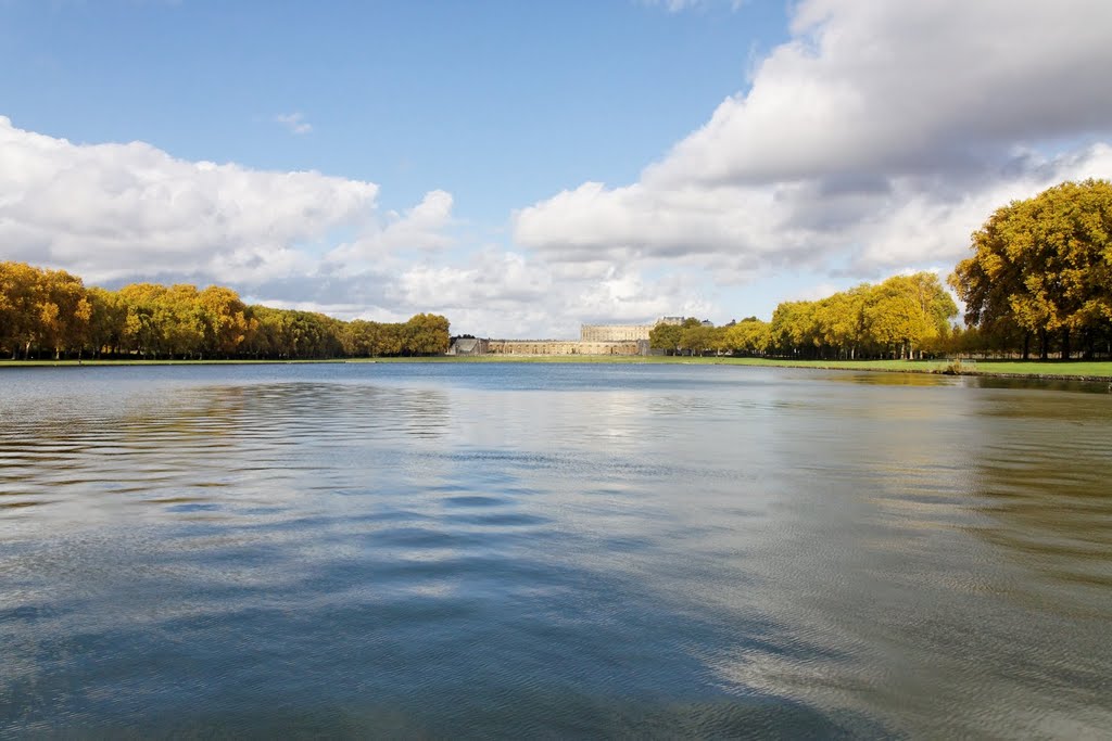 Reflets sur la pièce d'eau des Suisses by becnic