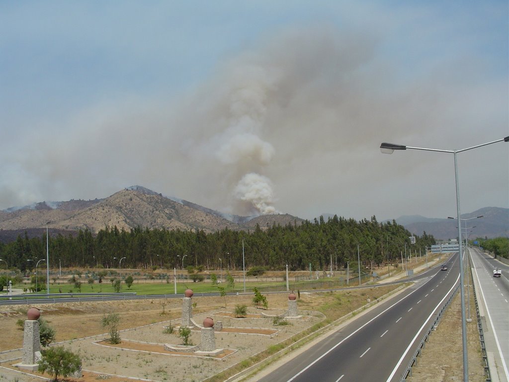 Incendio en el cerro by Patigno