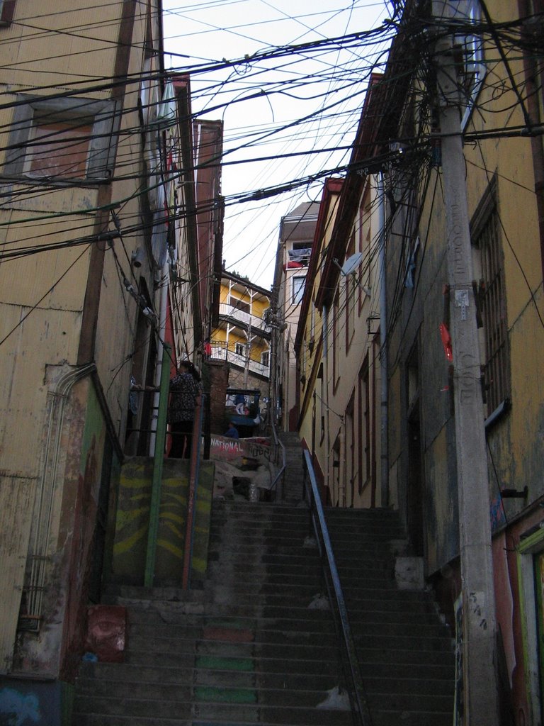 callejón y cables by marinilla