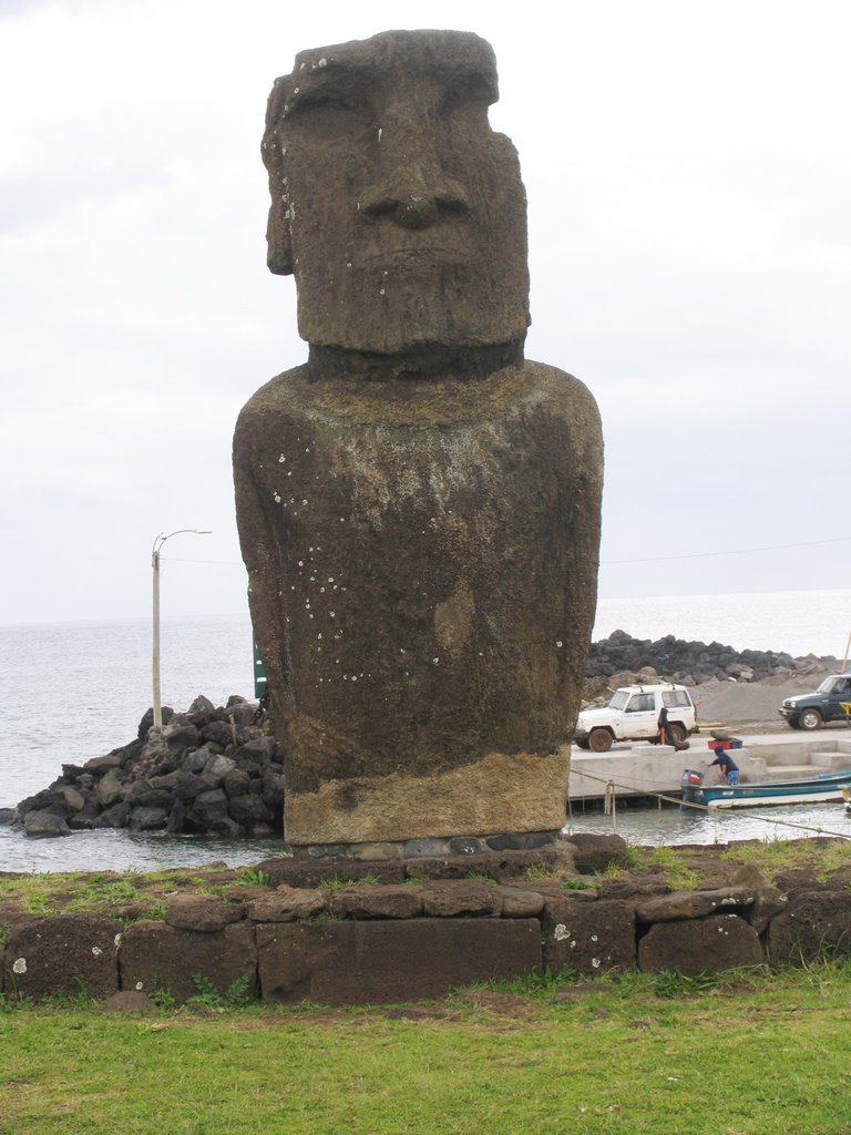 Moai debout à Hanga Roa 2 by Dersou1