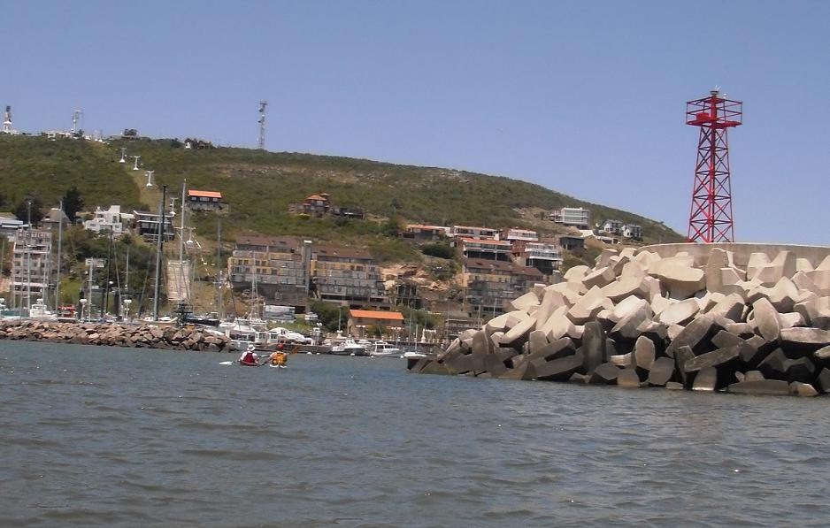 Grupo kayakismo llegando a Piriapolis by bandacal