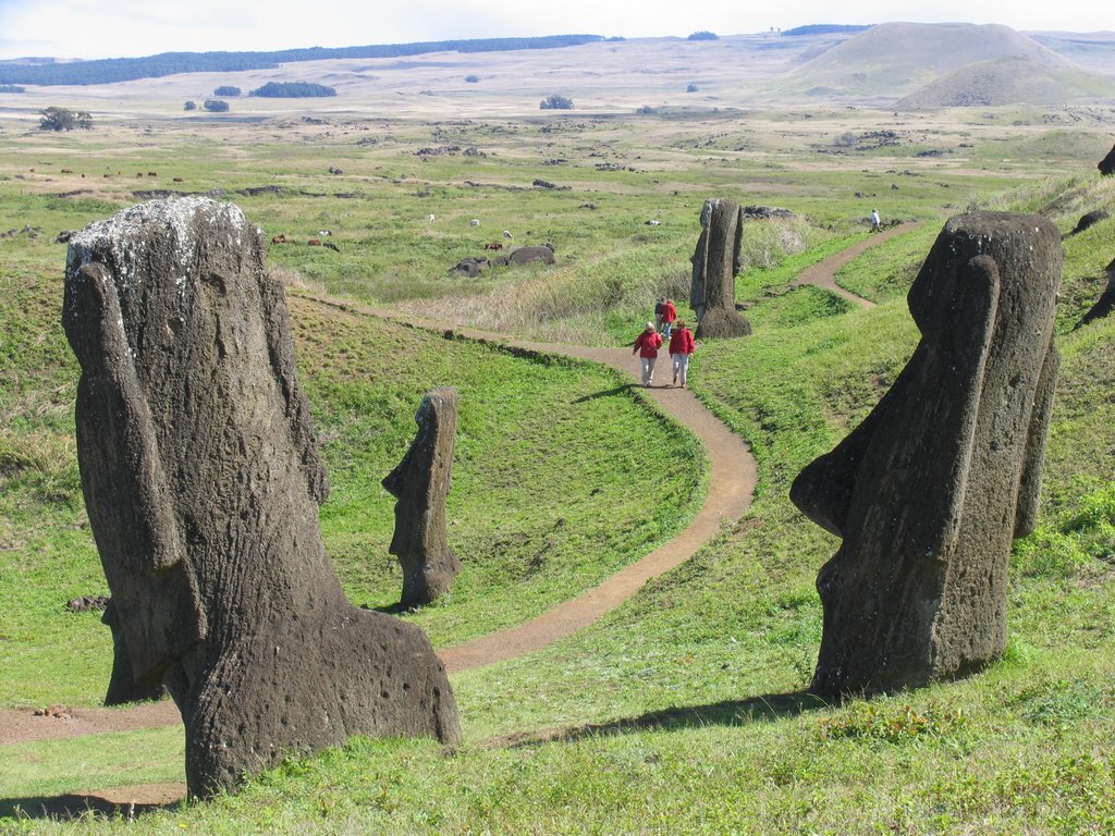 Volcan et Carrière de Rano Raraku, Ces Moais, ont été partiellement ensevelis par le temps 5 by Dersou1