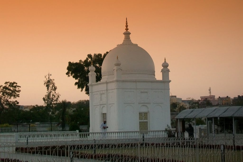 Kaka Sahab Dargah , Pratapgarh, Rajasthan by Hemant Shesh