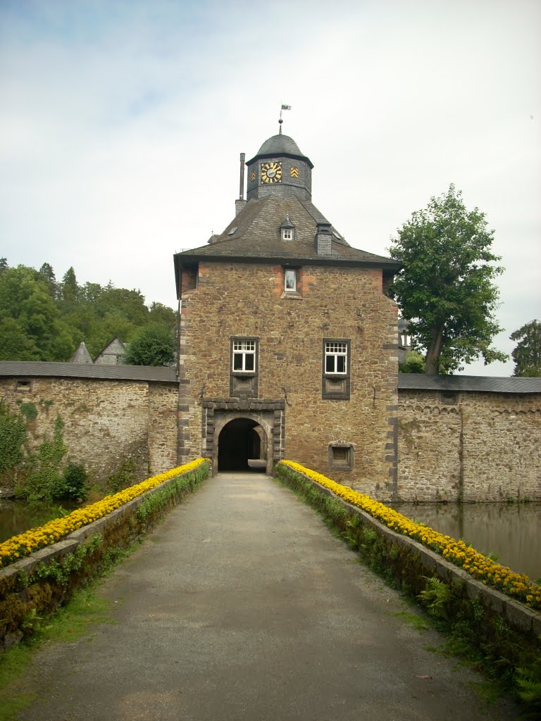 Der Eingang ins Wasserschloss von Crottorf, 2010 by 63098MGH