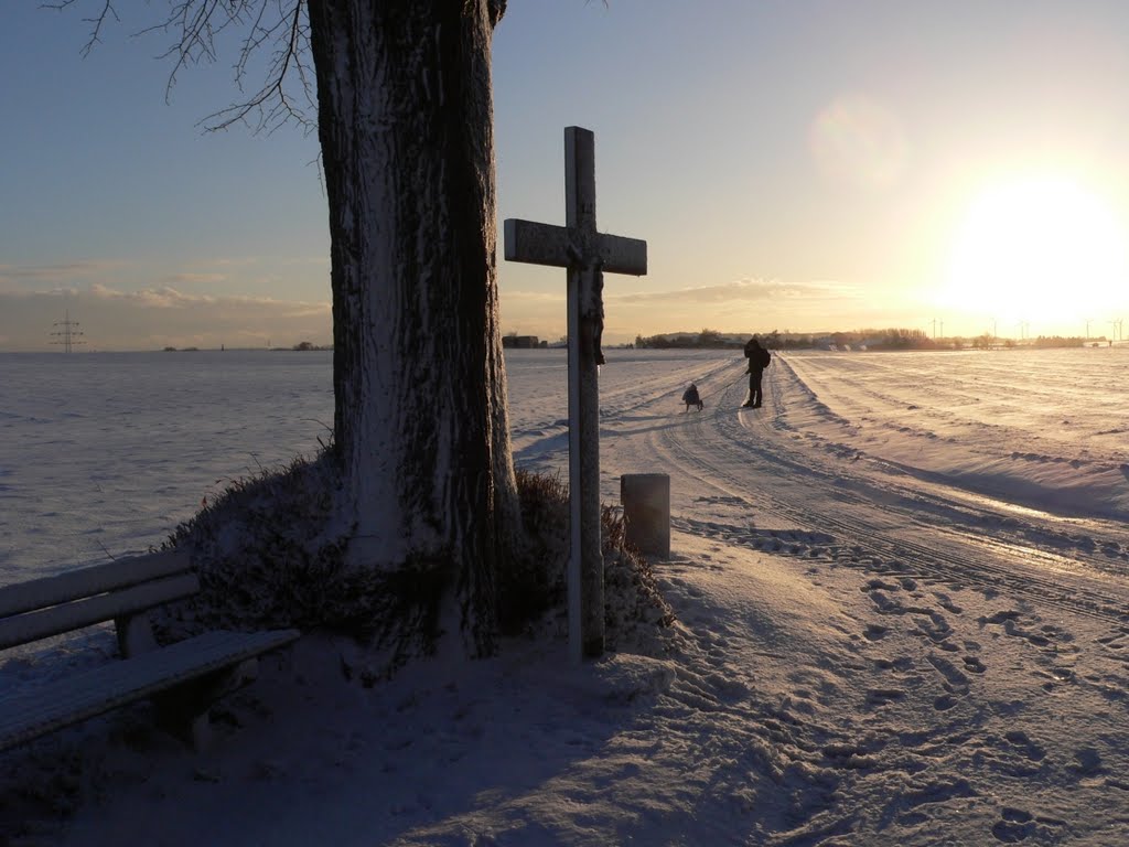 Frozen jezus .. met een concurrent fotograaf wachtend tot het kruis weer vrij is by walterskrutser