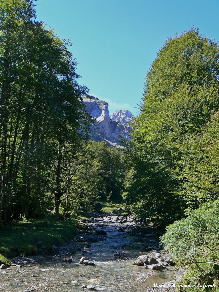 Valle de Aspe y pico del Aspe al fondo by Manuel Hernández Laf…