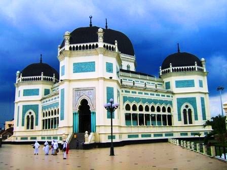 Great Mosque of Medan, Indonesia by davidtulaar