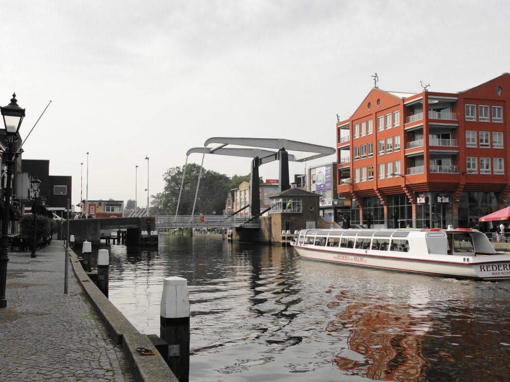 Alphense brug met passagierboot. by Robin221992