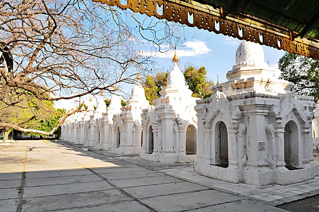 MANDALAY Kuthodaw Pagoda - 만달레이 꾸더도사원 by KIM GUNYOUNG