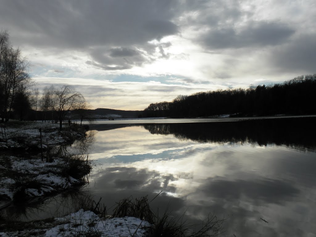 Borostyán tó by Lenk László