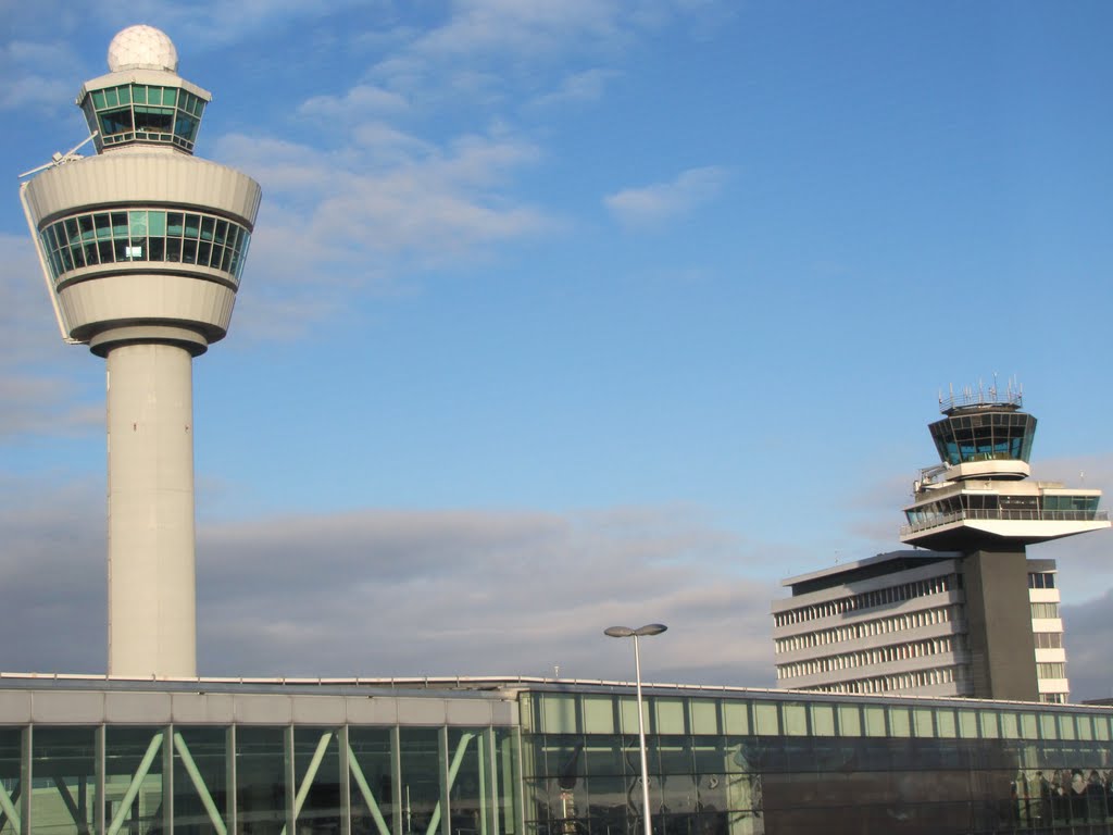 Schiphol towers in a sunny winter day - The Netherlands. by André Bonacin