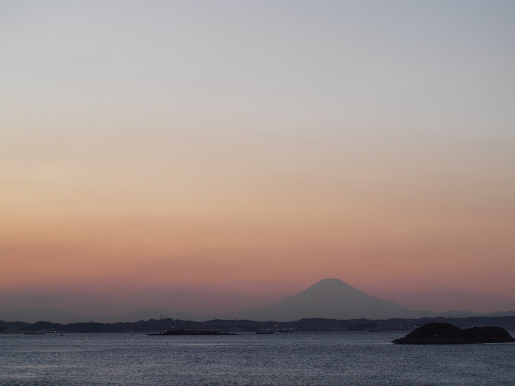 夕暮れの海堡と富士山 by tsuko