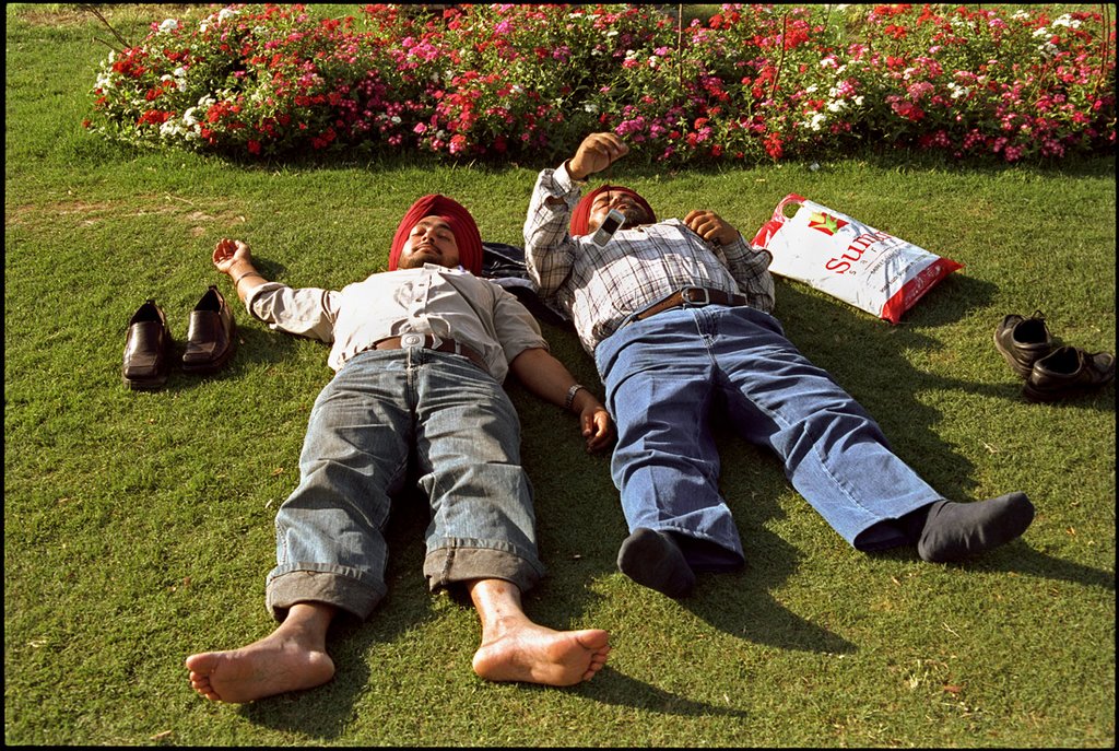 "Incredible India" - Sikh businessmen having a rest at Connought Place by zwetkoff