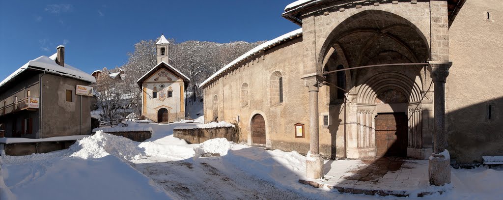 Le porche de l'église Saint-Étienne de Vallouise by oliviervallouise