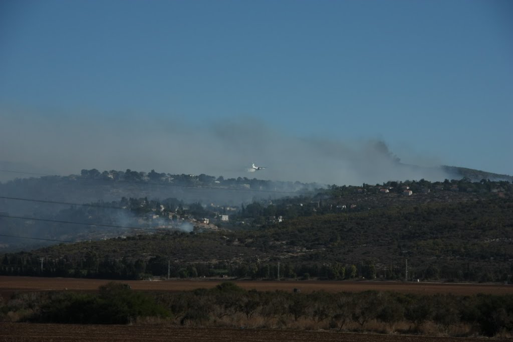 411 Multinational Force airborne extinguish fires, Huge fire at Mount Caramel Israel by ‫יוסף אבן כסף‬‎