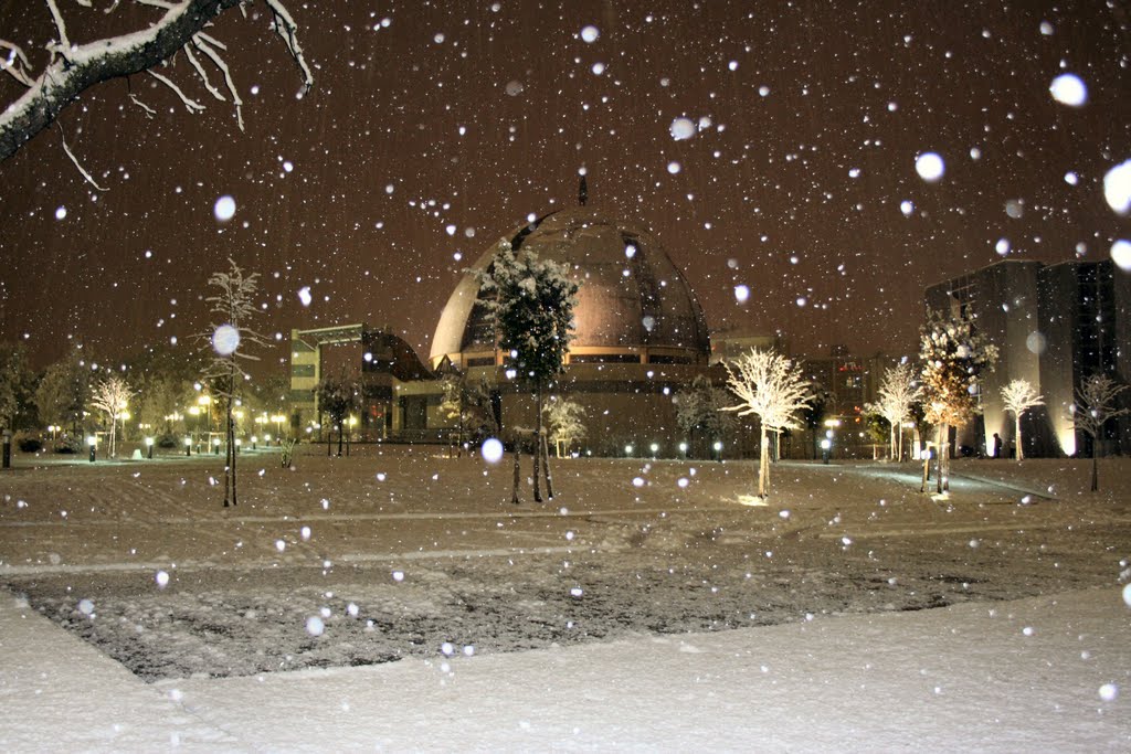 Una bella immagine di Rende la sera sotto una nevicata natalizia! by Marco Linori