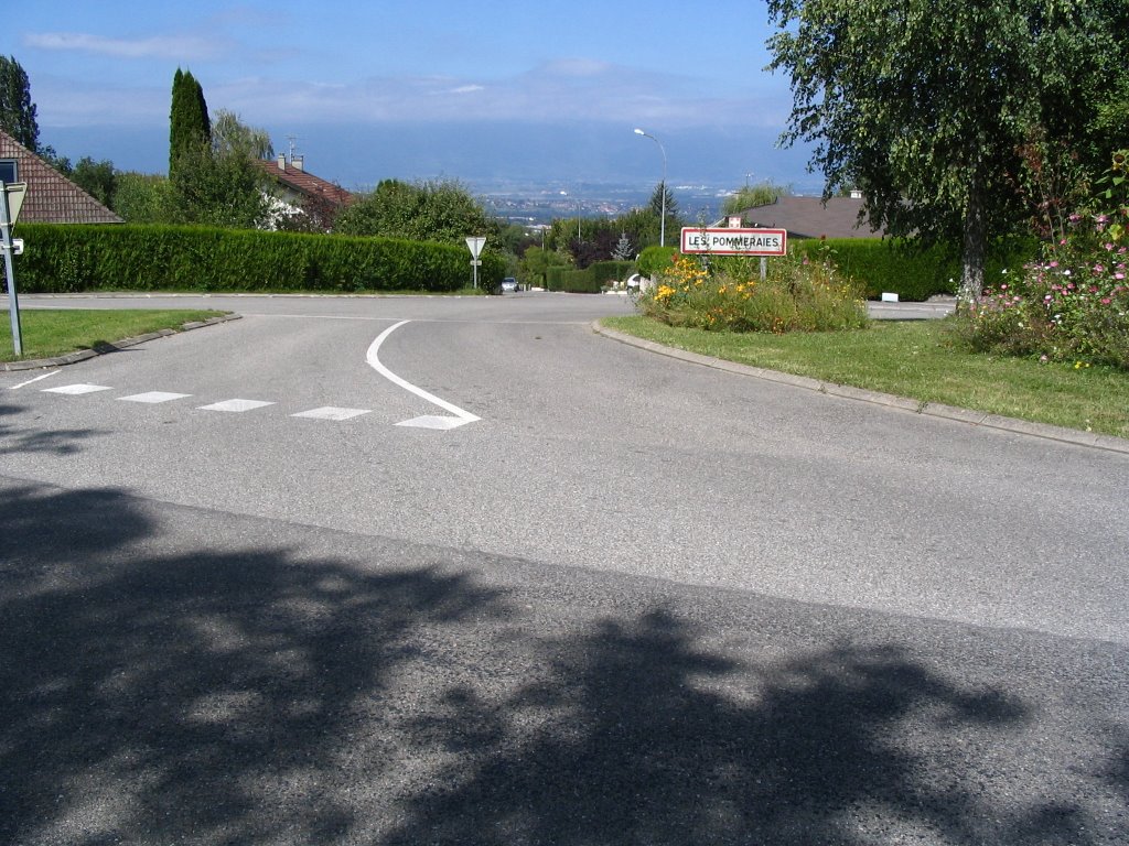 Les Pommeraies - entrée du lotissement par le haut by Paul Myers