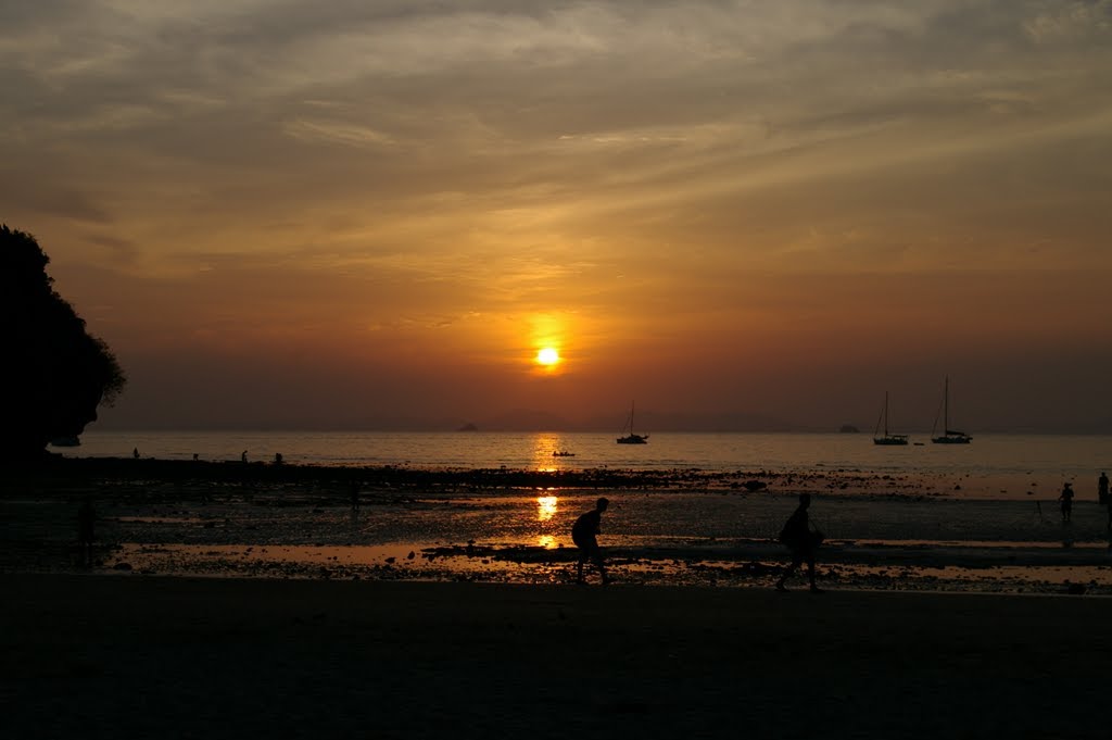 Railay bay beach by steventak