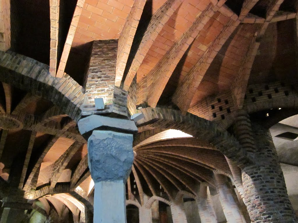 INTERIOR CRIPTA GUELL (GAUDI) by alfredoprietoalonso