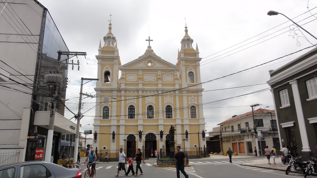 Igreja Matriz Nossa Senhora do Bom Sucesso em Pindamonhangaba - São Paulo - Brasil by Paulo Yuji Takarada