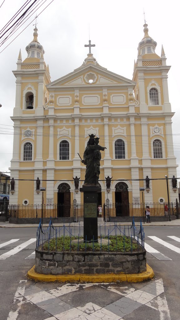 Igreja Matriz Nossa Senhora do Bom Sucesso em Pindamonhangaba - São Paulo - Brasil by Paulo Yuji Takarada