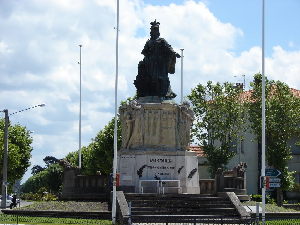 Monument aux Morts, Arcachon by M.Strīķis