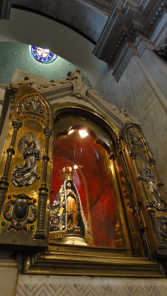 Nossa Senhora de Aparecida no Altar daAntiga Basílica de Nossa Senhora de Aparecida - Aparecida - São Paulo - Brasil by Paulo Yuji Takarada