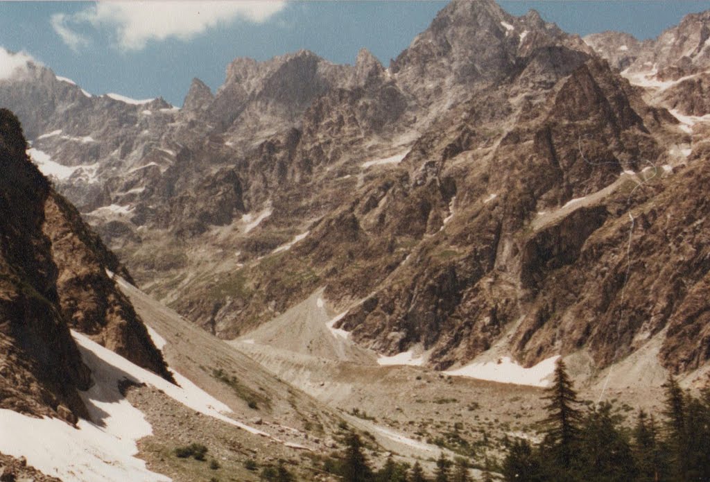 Vallée étroite by maurice remy