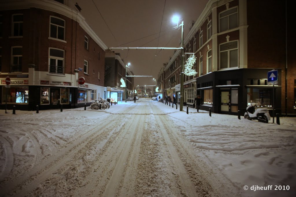 The Hague, Zoutmanstraat, 2 a.m. Sun. Dec. 19 2010 by Dick Heuff