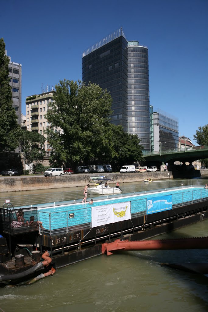 Badeschiff Wien, Wien, Österreich by Hans Sterkendries