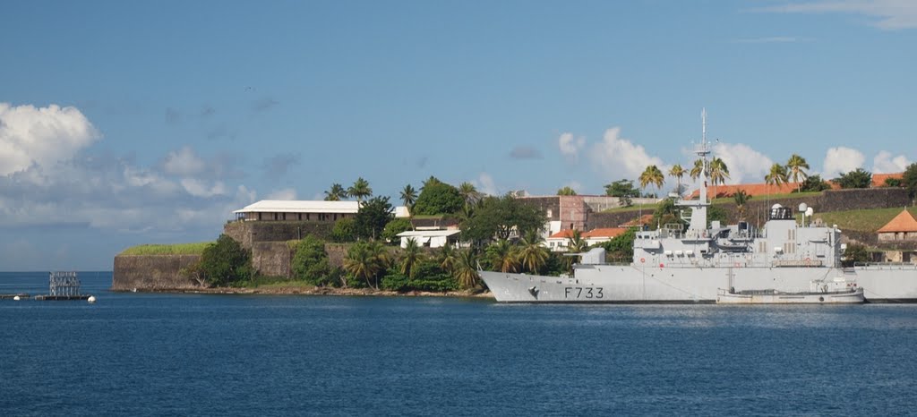 Un bateau de la marine française à Fort St Louis by planetair