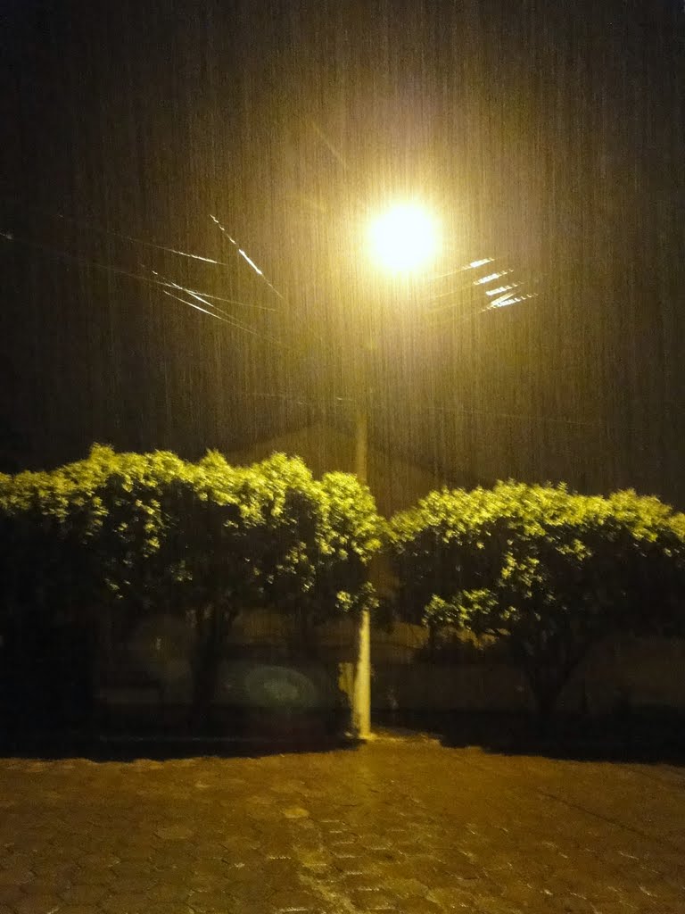 Muita chuva à noite de fronte a janela de casa by ciça costa