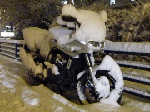 Motorrad im Schneekleid by Ralf Houven