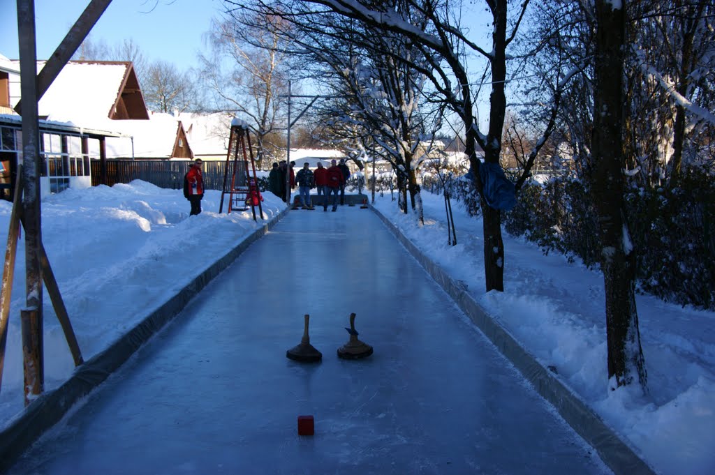 Eis-Stockschiessen, ein beliebter Wintersport. by gansterer