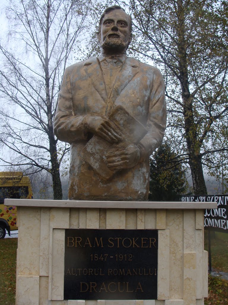 Hotelul Dracula - Statuia Bram Stoker 1847-1912 by Stan Ionescu