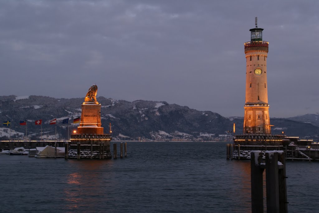 Lindau Hafeneinfahrt by Fred Bassett