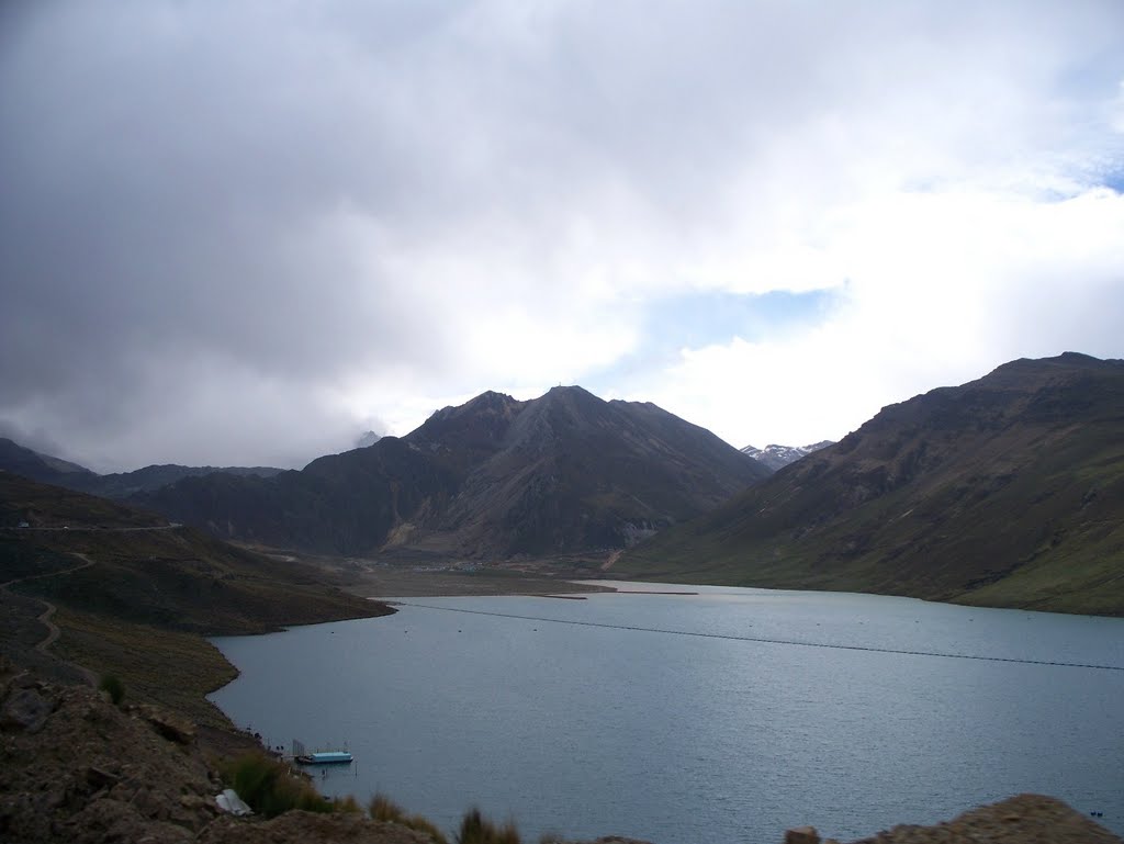 Laguna Huascacocha en el distrito de Morococha, Junín by Eliot Ríos