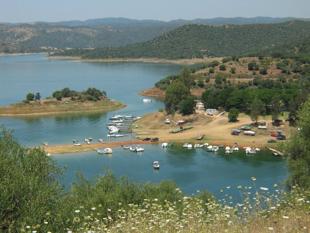 Embalse de la Breña. Vista del embarcadero y zonas próximamente sumergidas por la ampliación. by Antonio M Cabrera