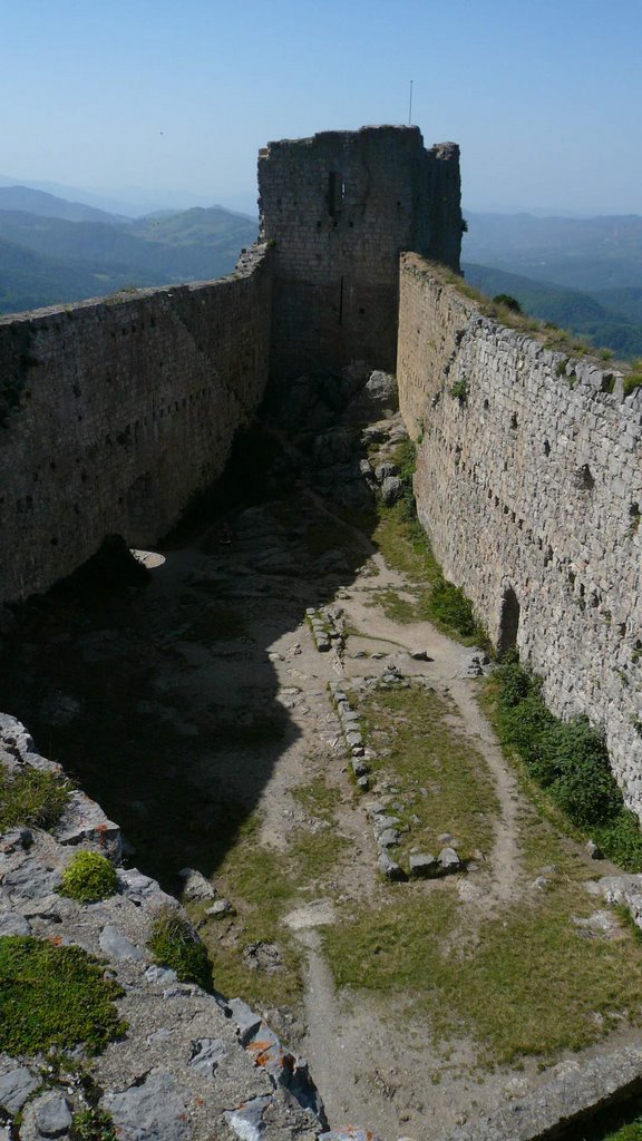 Château de Montségur (intérieur) by jhijo