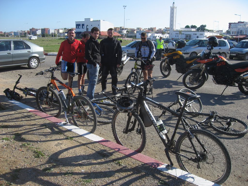 Descansando después de una dura ruta en MTB por los Montes de Kebdana by Marruecos Aventura