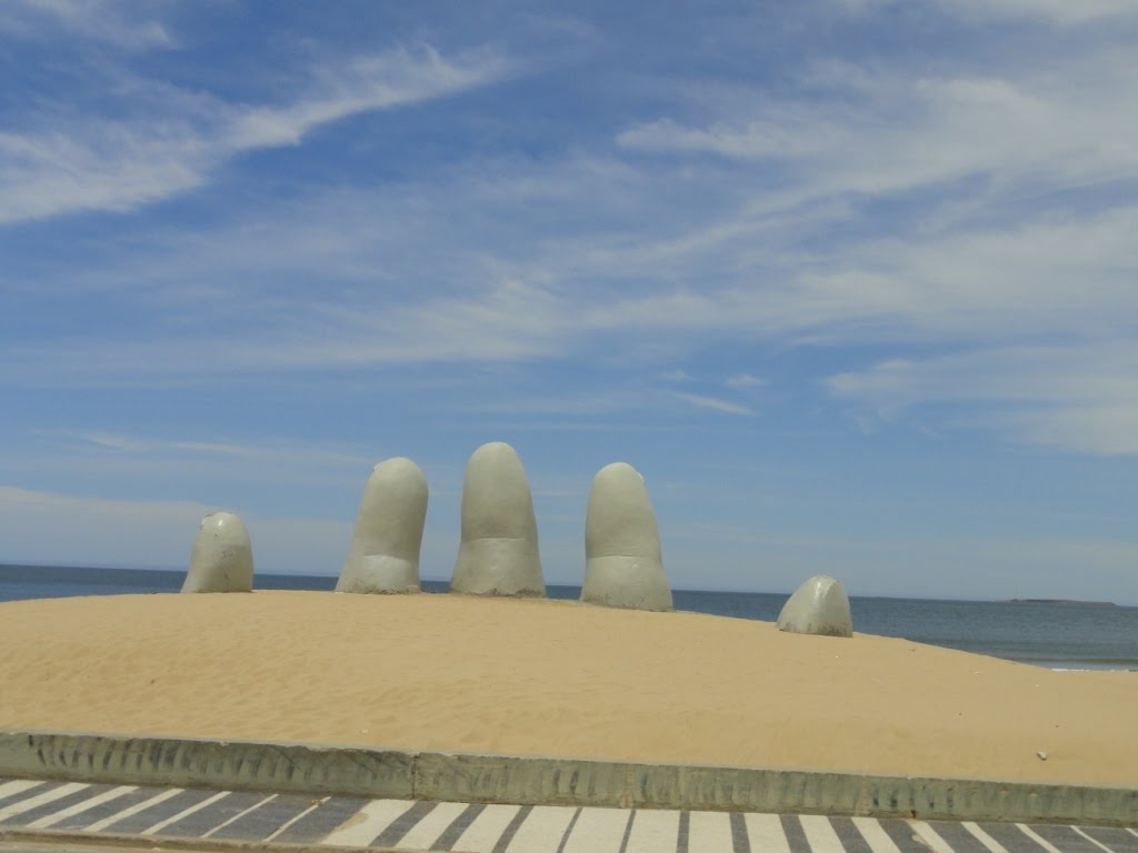 Punta Del Este: Dedos da mão direita enterrado na areia da praia central de Punta by Walter  Leite