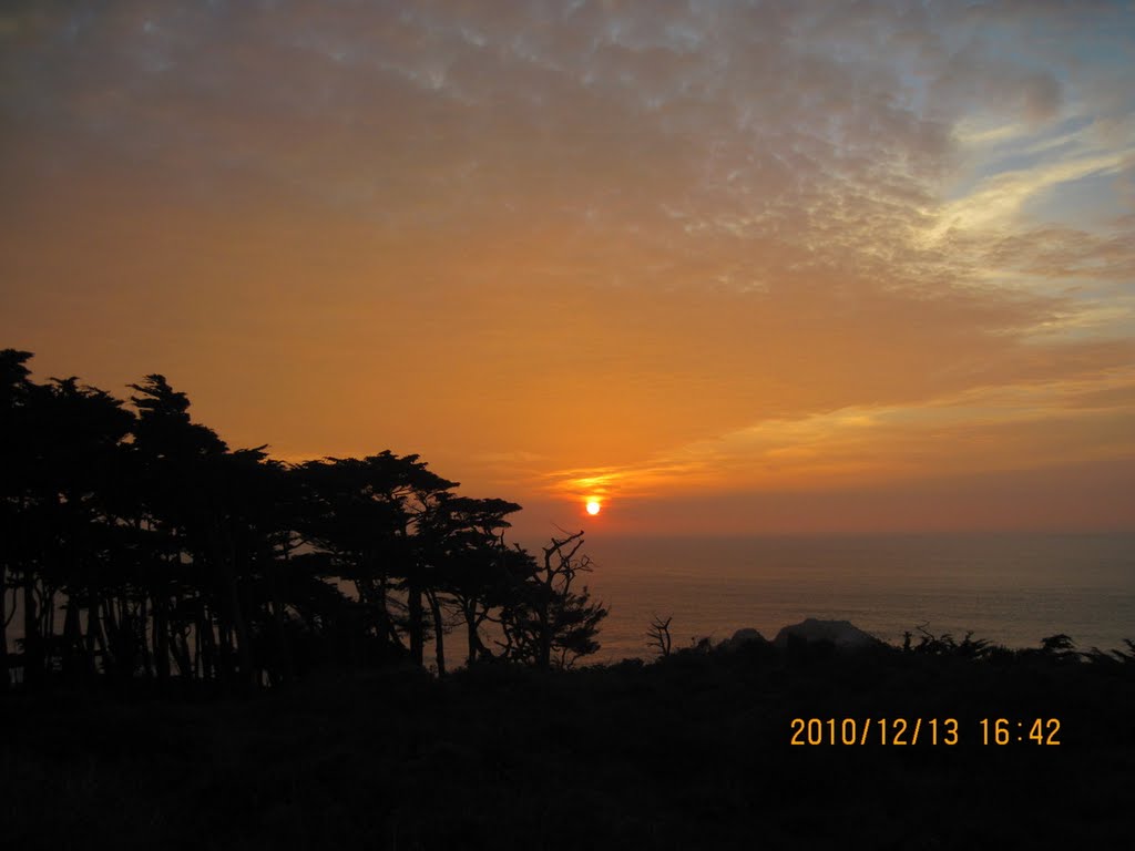 2010-12-13: Sunset at Land's End by Roland_Longbow