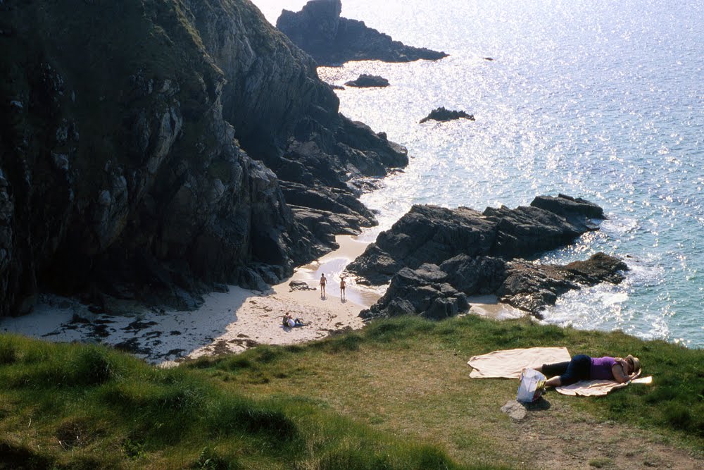 Sur les falaises de Plouarzel, on se repose by Christophe Pluchon