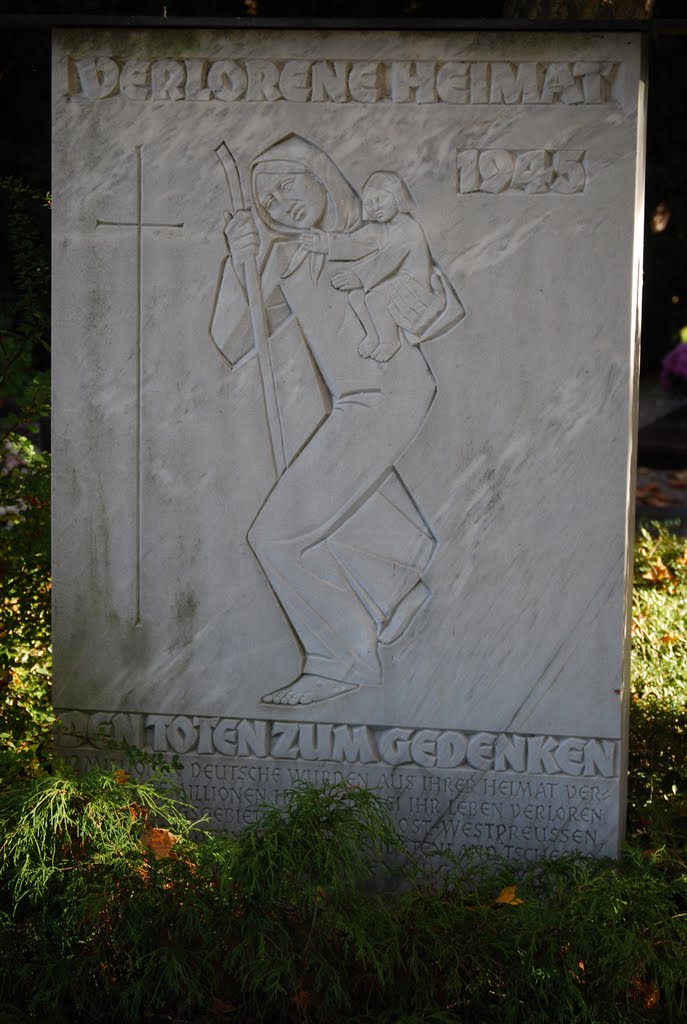 Erinnerung an die Toten der Flucht nach 1945 (Friedhof in Brühl/Mannheim) by Klaus Metzger