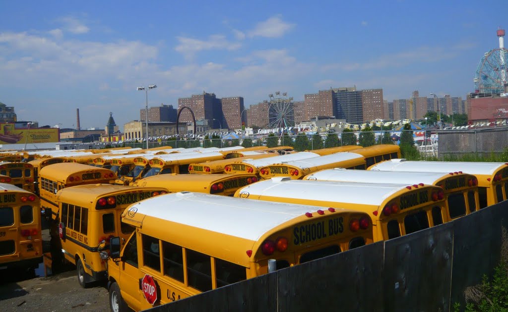 Yellow School bus, Coney Island. by Thierry Giraud