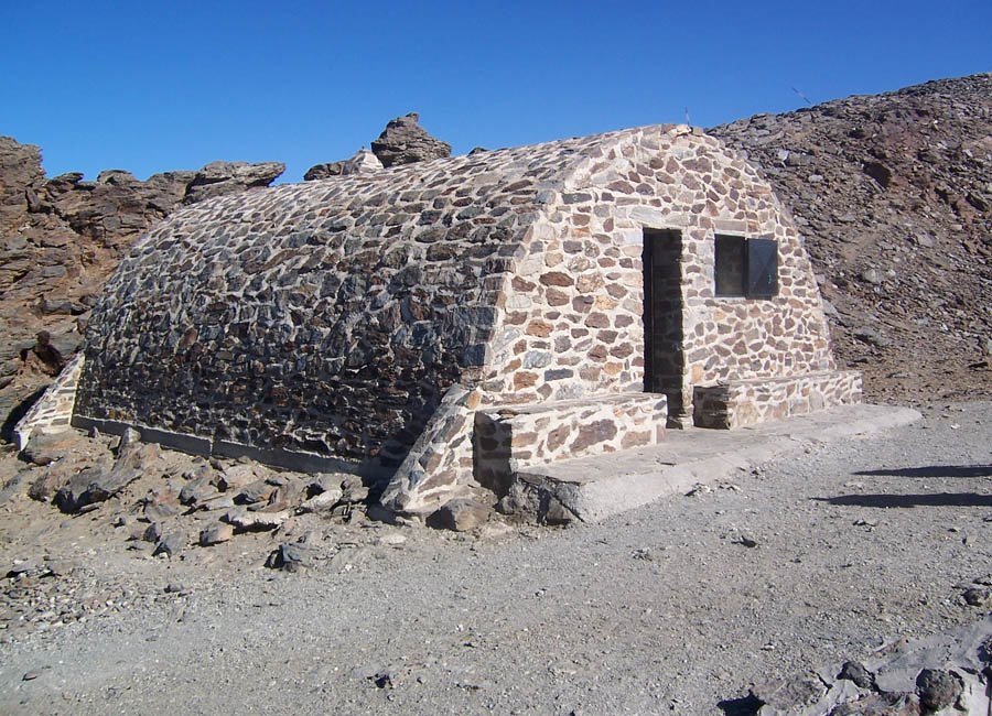 Refugio-vivac de la Carihuela (junto al Veleta) by Isaac Lozano Rey