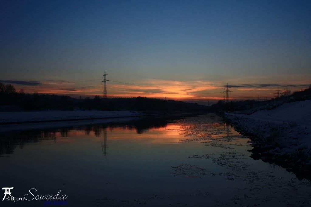 Sonnenuntergang über dem Rhein-Herne-Kanal by Björn Sowada