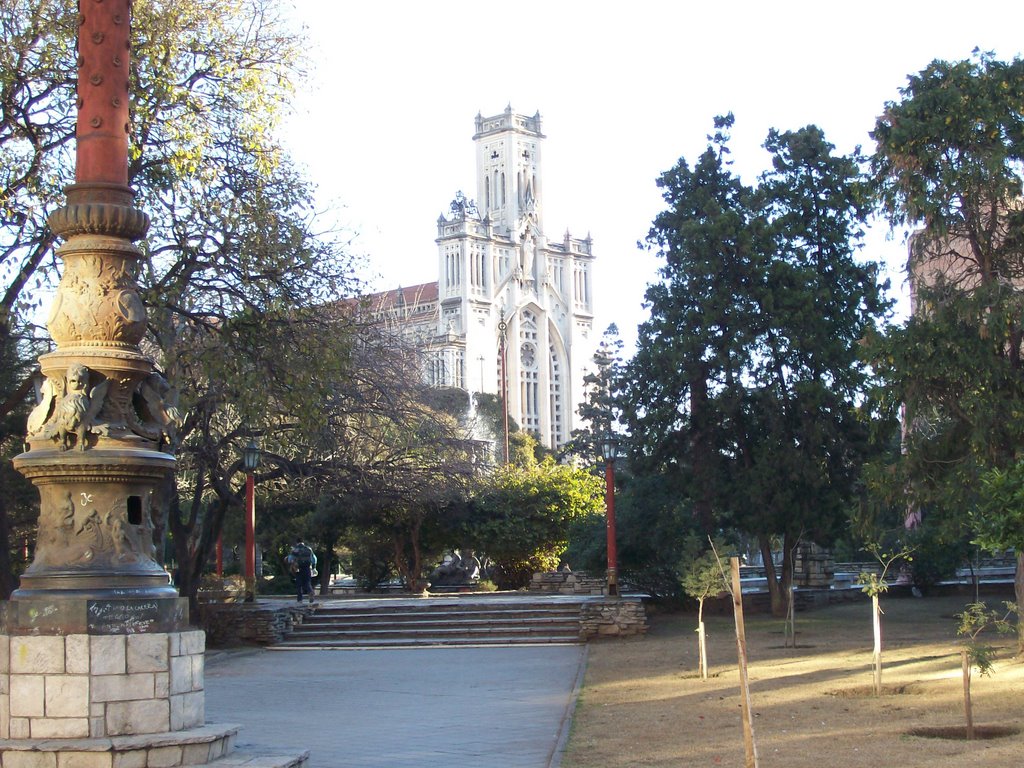 Plaza Colon (Maria Auxiliadora  al fondo) by Ricardo Ciotti