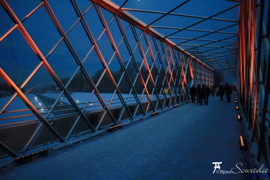 Bunte Fussgängerbrücke im Nordsternpark by Björn Sowada