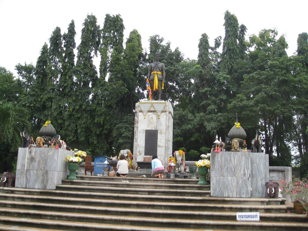 King Ngam-muang monument by videomaster